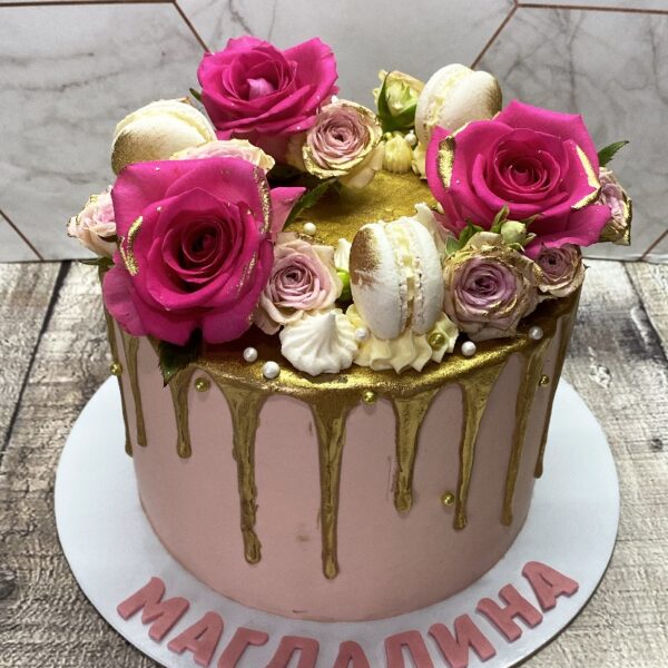 Голяма торта с живи цветя