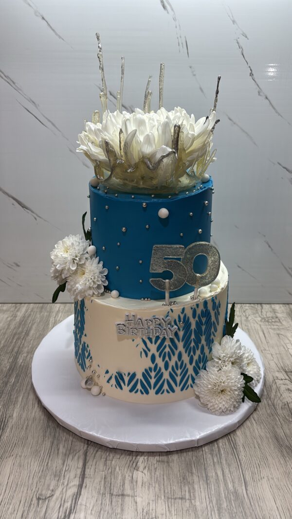 Голяма торта с живи цветя