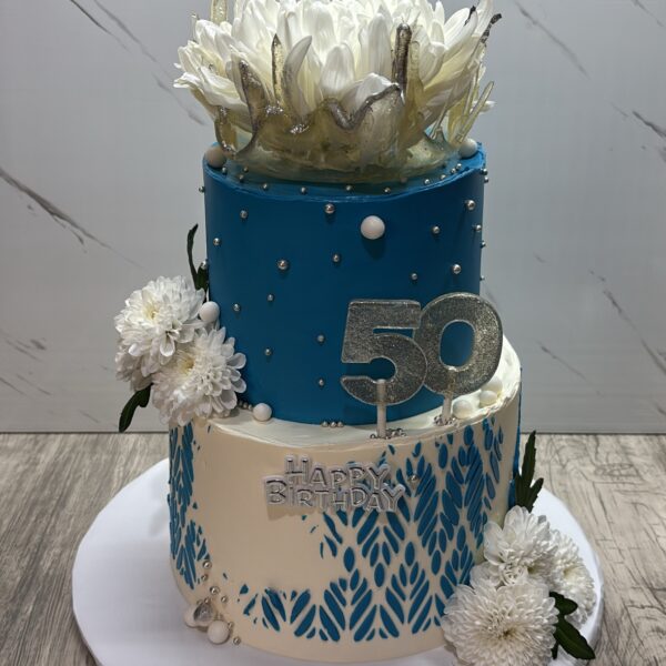 Голяма торта с живи цветя