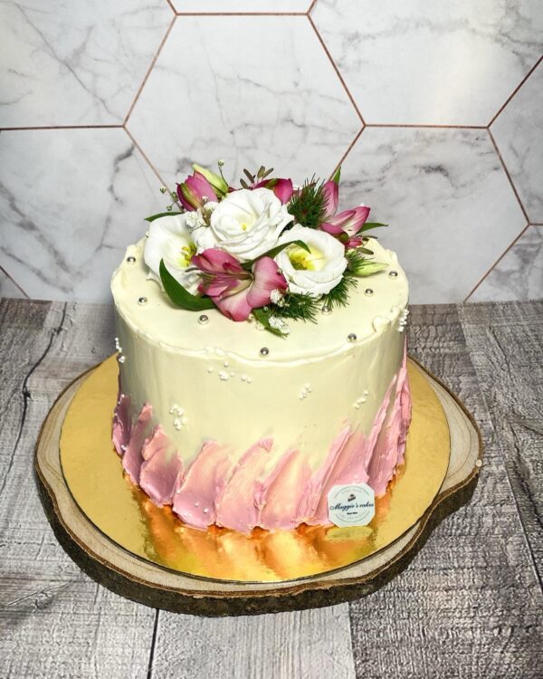 Голяма торта с живи цветя