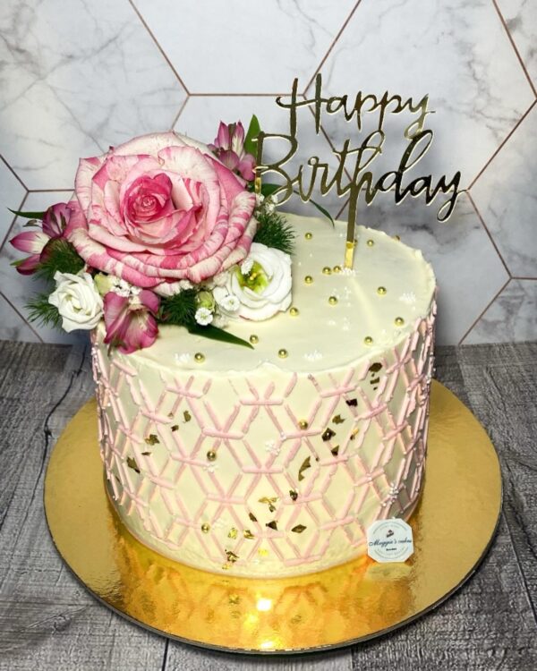 Голяма торта с живи цветя