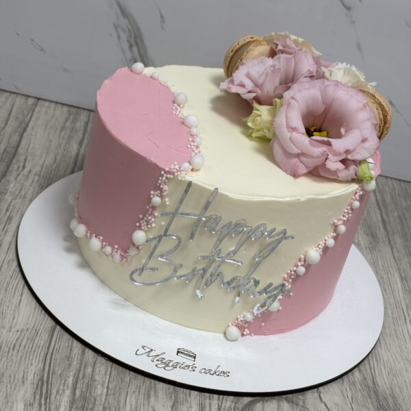 Голяма торта с живи цветя