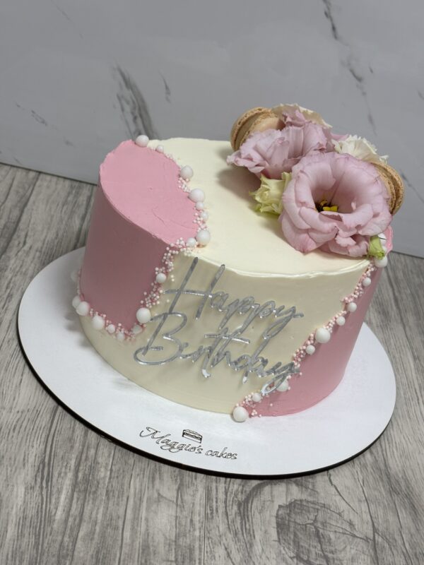 Голяма торта с живи цветя