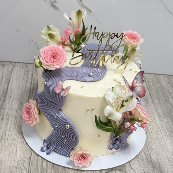 Голяма торта с живи цветя