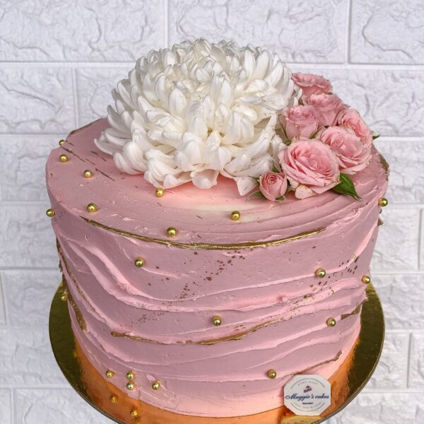 Голяма торта с живи цветя