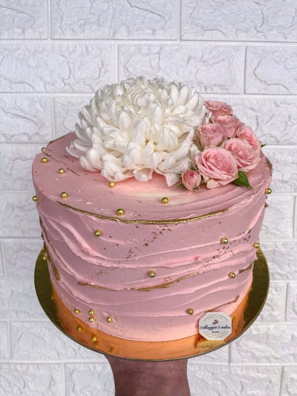 Голяма торта с живи цветя