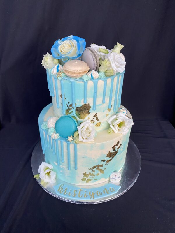 Голяма торта с живи цветя