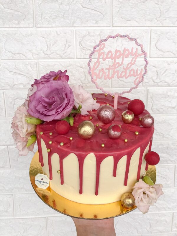 Голяма торта с живи цветя