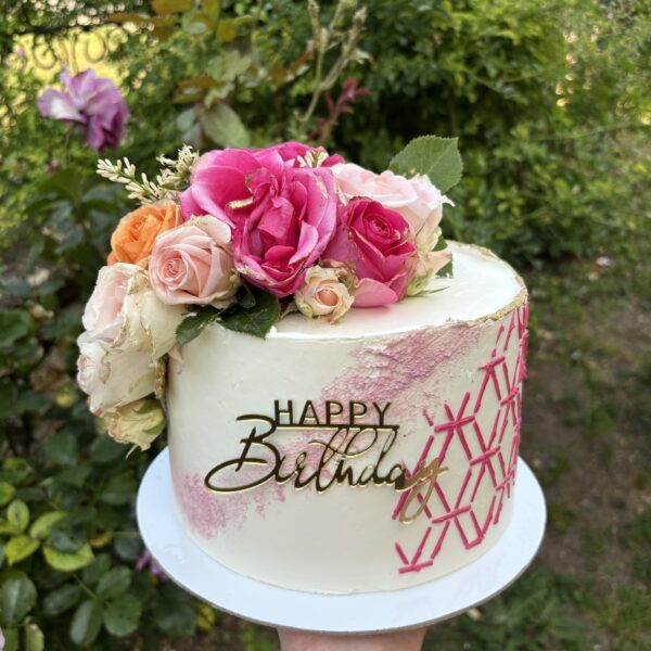 Голяма торта с живи цветя