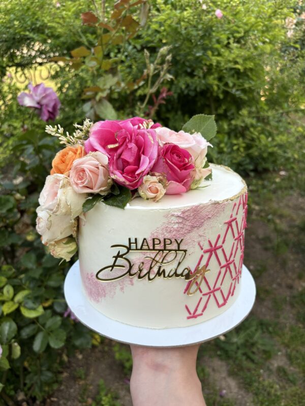 Голяма торта с живи цветя