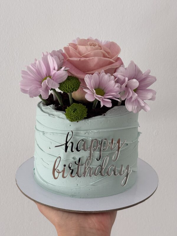 Голяма торта с живи цветя